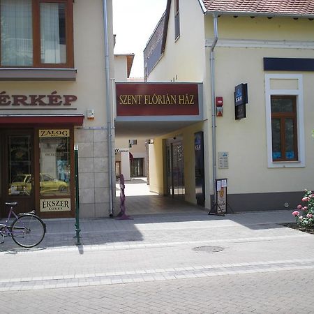 Mediterran Szallas Gyula Bagian luar foto